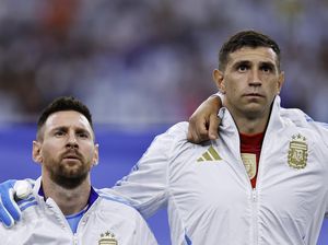 Emi Martinez Selamatkan Messi yang Lagi Apes Emi Martinez Selamatkan Messi yang Lagi Apes