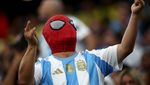Topeng-topeng Unik Pendukung Argentina