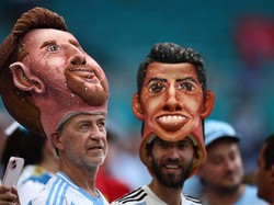 Ada juga yang memakai topi bergambar Messi dan Ronaldo. Keduanya sama-sama dilabeli dengan GOAT oleh para penggemarnya.  