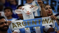 Pendukung Argentina memakai topeng kambing saat Argentina baku hantam dengan Peru di Perempatfinal Copa America 2024.  