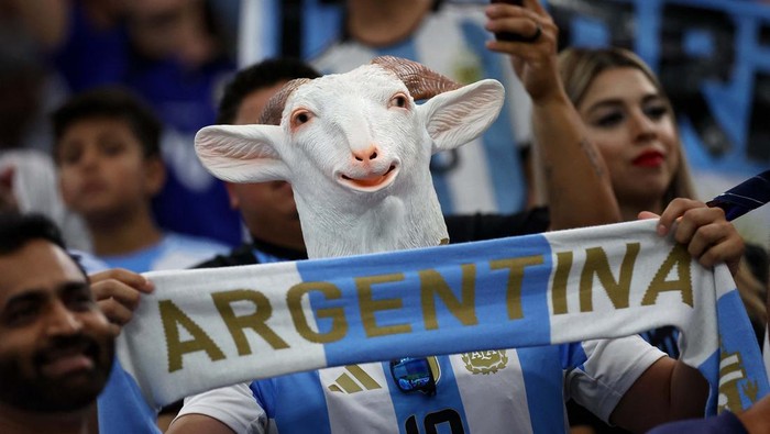 Topeng-topeng Unik Pendukung Argentina Soccer Football - Copa America 2024 - Group A - Argentina v Peru - Hard Rock Stadium, Miami, Florida, United States - June 29, 2024
Argentina's fans are seen before the match REUTERS/Agustin Marcarian