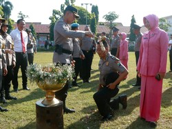 Tradisi Siraman Air Kembang untuk 62 Personel Polres Jombang Naik Pangkat