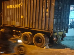 Truk Trailer Rem Blong Tabrak Rumah di Lamongan