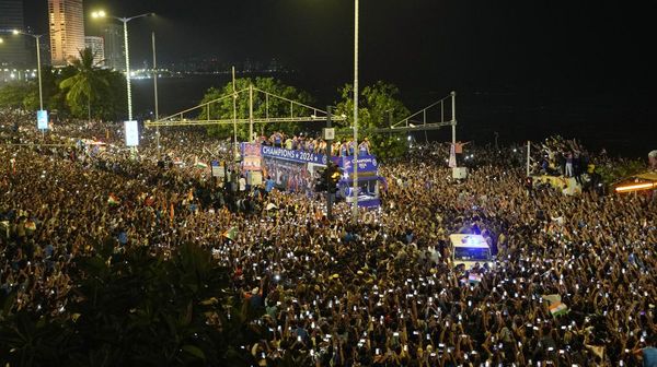 Tumpah Ruah Warga India Sambut Parade Kemenangan Piala Dunia Kriket