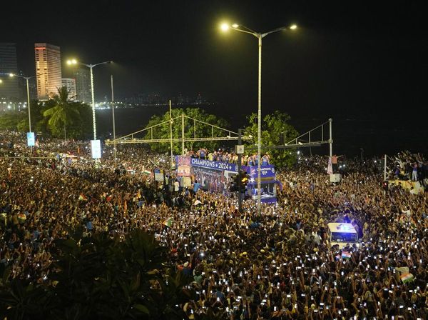 Tumpah Ruah Warga India Sambut Parade Kemenangan Piala Dunia Kriket