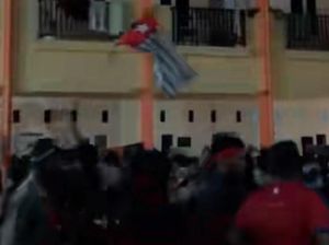 Heboh Bendera Bintang Kejora Berkibar di Asrama Mahasiswa Papua di Makassar Heboh Bendera Bintang Kejora Berkibar di Asrama Mahasiswa Papua di Makassar