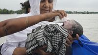 Wanita India Melahirkan di Atas Perahu Saat Evakuasi Banjir