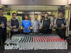 298 Botol Arak Bali di Mojokerto Disita Jelang Malam Satu Suro 298 Botol Arak Bali di Mojokerto Disita Jelang Malam Satu Suro