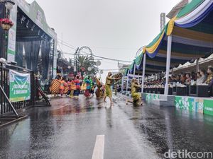 Warga Bandung Antusias Saksikan Asia Africa Festival Meski Diguyur Hujan Warga Bandung Antusias Saksikan Asia Africa Festival Meski Diguyur Hujan