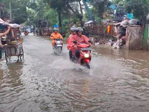 Penampakan Banjir di Kawasan Bangka-Kemang Imbas Hujan Sejak Pagi
