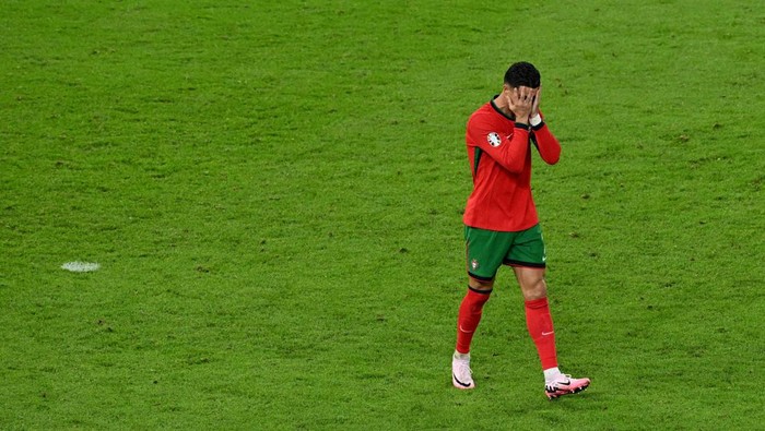Soccer Football - Euro 2024 - Quarter Final - Portugal v France - Hamburg Volksparkstadion, Hamburg, Germany - July 5, 2024 Portugals Cristiano Ronaldo looks dejected after missing a chance to score REUTERS/Annegret Hilse     TPX IMAGES OF THE DAY
