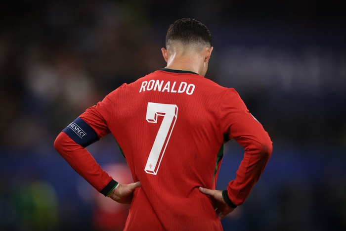 cristiano ronaldo timnas portugal euro 2024 ronaldo cr7 portugal vs prancis HAMBURG, GERMANY - JULY 05: Cristiano Ronaldo of Portugal reacts during the UEFA EURO 2024 quarter-final match between Portugal and France at Volksparkstadion on July 05, 2024 in Hamburg, Germany. (Photo by Jonathan Moscrop/Getty Images)