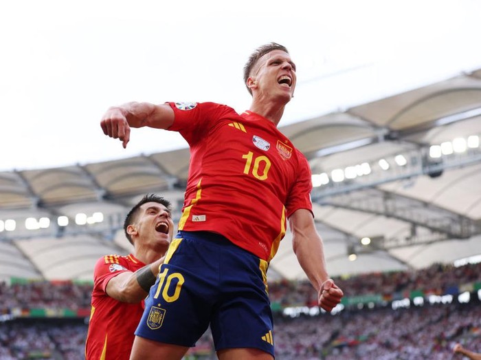 STUTTGART, GERMANY - JULY 05: Dani Olmo of Spain celebrates scoring his team's first goal with teammate Alvaro Morata during the UEFA EURO 2024 quarter-final match between Spain and Germany at Stuttgart Arena on July 05, 2024 in Stuttgart, Germany. (Photo by Alex Livesey/Getty Images)
