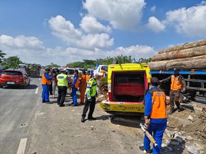 Elf Terlibat Laka Maut di Tol Kebomas Rombongan Pernikahan Asal Bojonegoro