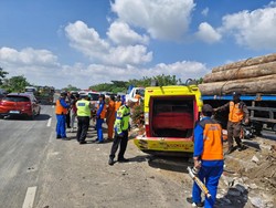 Elf Terlibat Laka Maut di Tol Kebomas Rombongan Pernikahan Asal Bojonegoro