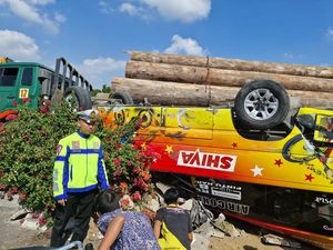 Ngerinya Kecelakaan Maut Elf Vs Trailer Tewaskan 2 Orang di Tol Kebomas Ngerinya Kecelakaan Maut Elf Vs Trailer Tewaskan 2 Orang di Tol Kebomas