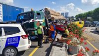 Kecelakaan Elf Vs Truk Trailer Muat Kayu di Tol Kebomas, 2 Orang Tewas