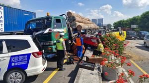 Kecelakaan Elf Vs Truk Trailer Muat Kayu di Tol Kebomas, 2 Orang Tewas