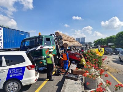 Kecelakaan Elf Vs Truk Trailer Muat Kayu di Tol Kebomas, 2 Orang Tewas