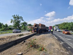 Elf Rombongan Pernikahan-Truk Tabrakan di Tol Kebomas, 2 Orang Tewas
