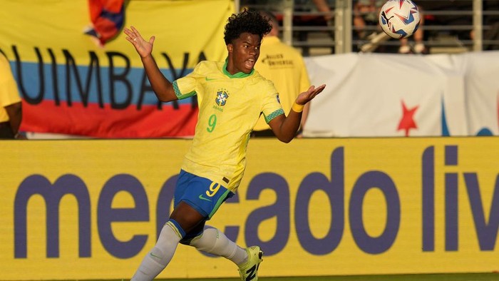 Brazils Endrick reacts to a called foul during the second half of a Copa America Group D soccer match against Colombia Tuesday, July 2, 2024, in Santa Clara, Calif. (AP Photo/Godofredo A. Vásquez)