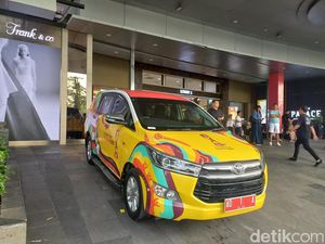 Mobil Dinas Gibran Diparkir di Lokasi Festival Kuliner Nonhalal Solo