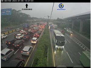 Hujan Guyur Jakarta, Tol Dalam Kota Padat!