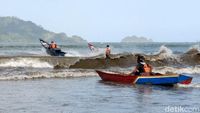 Keseruan Lomba Balap Perahu Nelayan di Pantai Cengkrong Trenggalek