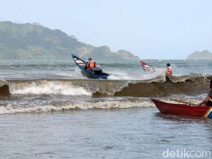 Keseruan Lomba Balap Perahu Nelayan di Pantai Cengkrong Trenggalek Keseruan Lomba Balap Perahu Nelayan di Pantai Cengkrong Trenggalek
