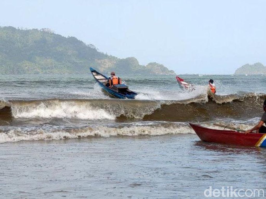 Keseruan Lomba Balap Perahu Nelayan di Pantai Cengkrong Trenggalek Keseruan Lomba Balap Perahu Nelayan di Pantai Cengkrong Trenggalek