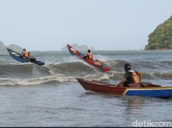 Keseruan Lomba Balap Perahu Nelayan di Pantai Cengkrong Trenggalek
