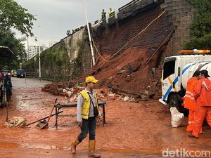 Pembersihan Material Longsor Tebing Tol di Bintaro Jaksel Dilanjutkan Besok