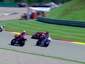 Momen Marquez Kesal, Lagi Gaspol Malah Terhambat Bradl Momen Marquez Kesal, Lagi Gaspol Malah Terhambat Bradl