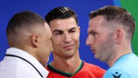 Duel timnya Kylian Mbappe vs Cristiano Ronaldo cs menjadi laga keempat di Euro 2024 yang dipimpin oleh wasit asal Inggris itu. Foto: UEFA via Getty Images/Alex Pantling - UEFA