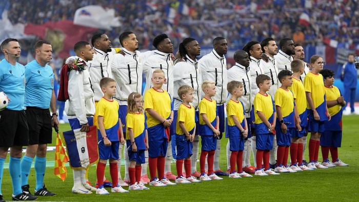 Michael Oliver, Euro 2024, Portugal vs Prancis Referee Michael Oliver, left, and France players stand during the national anthems before a quarter final match between Portugal and France at the Euro 2024 soccer tournament in Hamburg, Germany, Friday, July 5, 2024. (AP Photo/Martin Meissner)