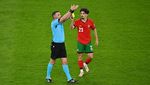 Potret Pemain Portugal Kasih Kartu Kuning ke Wasit Michael Oliver