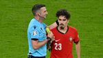Potret Pemain Portugal Kasih Kartu Kuning ke Wasit Michael Oliver