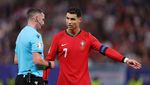 Potret Pemain Portugal Kasih Kartu Kuning ke Wasit Michael Oliver