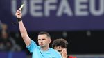 Potret Pemain Portugal Kasih Kartu Kuning ke Wasit Michael Oliver