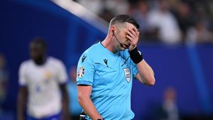 Potret Pemain Portugal Kasih Kartu Kuning ke Wasit Michael Oliver