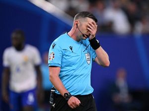 Potret Pemain Portugal Kasih Kartu Kuning ke Wasit Michael Oliver