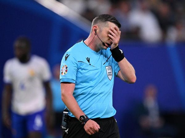 Potret Pemain Portugal Kasih Kartu Kuning ke Wasit Michael Oliver