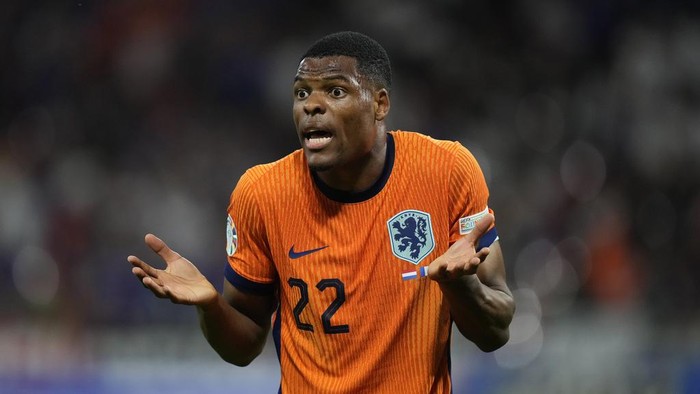 Denzel Dumfries of the Netherlands protest to referee Anthony Taylor of England, after a goal scored by a teammate Nathan Ake was disallowed during a Group D match between the Netherlands and France at the Euro 2024 soccer tournament in Leipzig, Germany, Friday, June 21, 2024. (AP Photo/Mathias Schrader)