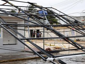 Papan Reklame dan Tiang Listrik Ambruk Diterjang Badai Beryl