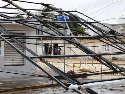 Papan Reklame dan Tiang Listrik Ambruk Diterjang Badai Beryl