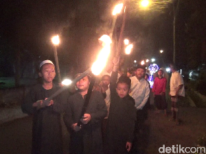 Puluhan Santri Lumajang Pawai Lampion dan Obor di Malam Tahun Baru Islam Puluhan Santri Lumajang Pawai Lampion dan Obor di Malam Tahun Baru Islam