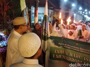 Ratusan Santri Sumenep Sambut Tahun Baru Islam dengan Pawai Obor Ratusan Santri Sumenep Sambut Tahun Baru Islam dengan Pawai Obor