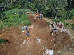 Basarnas Perpanjang Pencarian Satu Korban Longsor Blitar 2a Hari