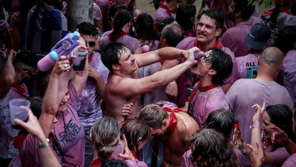 Potret Meriahnya Perang Wine di Spanyol, Baju Putih Berubah Ungu Potret Meriahnya Perang Wine di Spanyol, Baju Putih Berubah Ungu