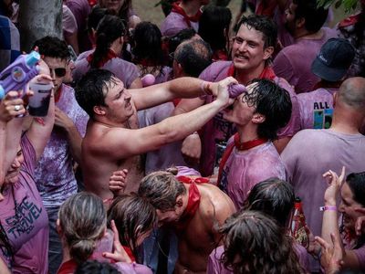 Potret Meriahnya Perang Wine di Spanyol, Baju Putih Berubah Ungu